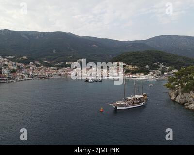 Luftaufnahme Piratenschiffe In Der Nähe Der Insel Panagia In Der Berühmten Touristendestination Parga Stadt Die Griechische Karibik Von Epirus Griechenland Stockfoto