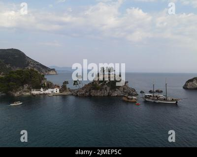 Luftaufnahme Piratenschiffe In Der Nähe Der Insel Panagia In Der Berühmten Touristendestination Parga Stadt Die Griechische Karibik Von Epirus Griechenland Stockfoto