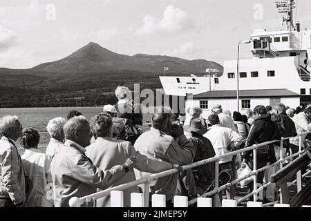 Die MV Isle of Arran ist eine Fähre, die von Caledonian McBrayne Ltd. Betrieben wird. Abgebildet sind Passagiere, die in Brodick, Isle of Arran, 1990, einsteigen Stockfoto