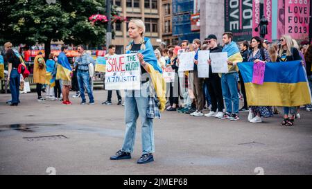 Glasgow, Scotalnd - 30. Juli 2022 Anti-Russland-Protest mit Teilnehmern, die Russland als terroristischen Staat anerkannt werden, Krieg in der Ukraine Stockfoto