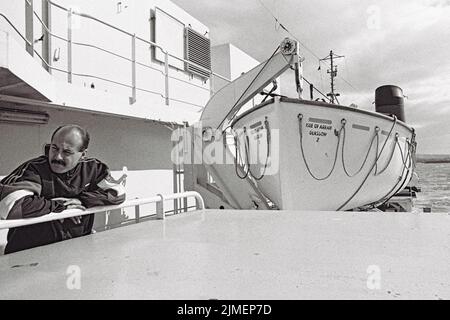 Die MV Isle of Arran ist eine Fähre, die von Caledonian McBrayne Ltd. Betrieben wird und hier während einer Überfahrt im Jahr 1990 Passagiere an Deck hat. Stockfoto