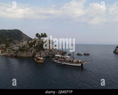 Luftaufnahme Piratenschiffe In Der Nähe Der Insel Panagia In Der Berühmten Touristendestination Parga Stadt Die Griechische Karibik Von Epirus Griechenland Stockfoto