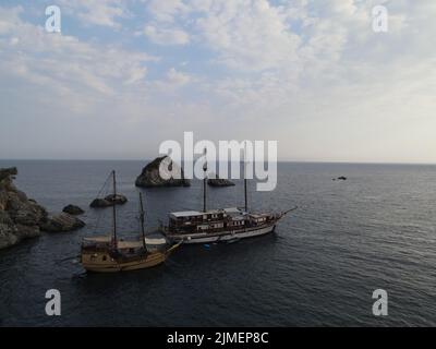 Luftaufnahme Piratenschiffe In Der Nähe Der Insel Panagia In Der Berühmten Touristendestination Parga Stadt Die Griechische Karibik Von Epirus Griechenland Stockfoto