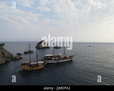 Luftaufnahme Piratenschiffe In Der Nähe Der Insel Panagia In Der Berühmten Touristendestination Parga Stadt Die Griechische Karibik Von Epirus Griechenland Stockfoto