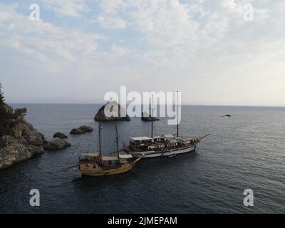 Luftaufnahme Piratenschiffe In Der Nähe Der Insel Panagia In Der Berühmten Touristendestination Parga Stadt Die Griechische Karibik Von Epirus Griechenland Stockfoto