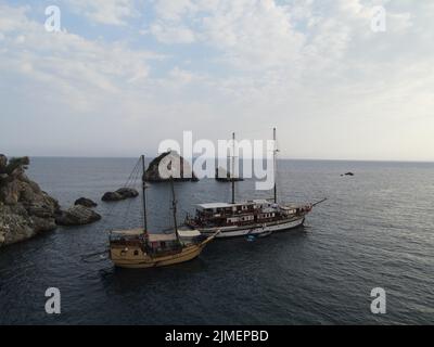 Luftaufnahme Piratenschiffe In Der Nähe Der Insel Panagia In Der Berühmten Touristendestination Parga Stadt Die Griechische Karibik Von Epirus Griechenland Stockfoto