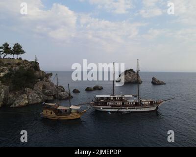 Luftaufnahme Piratenschiffe In Der Nähe Der Insel Panagia In Der Berühmten Touristendestination Parga Stadt Die Griechische Karibik Von Epirus Griechenland Stockfoto