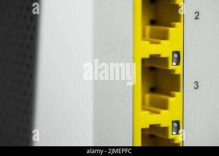 Netzwerkeingänge auf einem Router Stockfoto