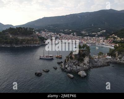 Luftaufnahme Piratenschiffe In Der Nähe Der Insel Panagia In Der Berühmten Touristendestination Parga Stadt Die Griechische Karibik Von Epirus Griechenland Stockfoto