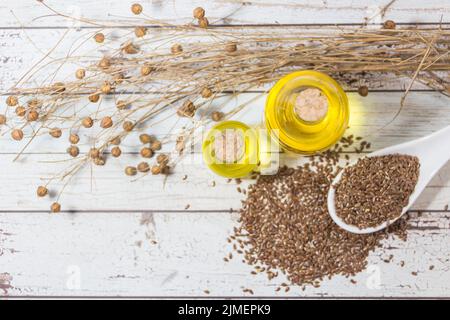 Flaschen Leinölblüten und Samen Stockfoto