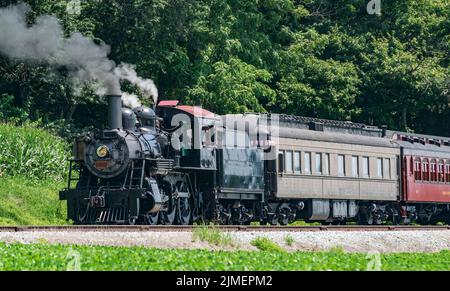 Blick auf einen antiken restaurierten Dampfzug, der Rauch aufbläst Stockfoto