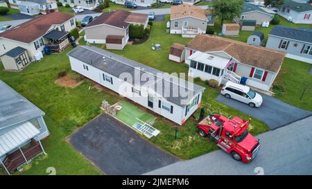 Luftaufnahme eines hergestellten, mobilen, Prefab Home, das entfernt wird Stockfoto