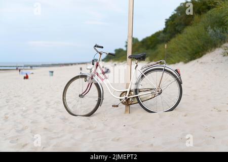 Fahrrad am Strand der polnischen Ostsee bei Kolobrzeg Stockfoto