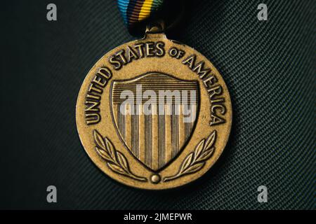 Eine authentische amerikanische Expeditionsdienstmedaille, die an der Uniform hängt Stockfoto