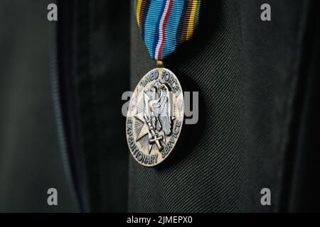 Eine authentische amerikanische Expeditionsdienstmedaille, die an der Uniform hängt Stockfoto