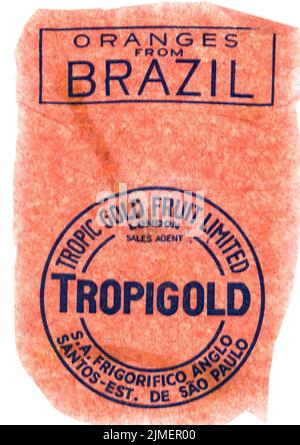 Frische Fruchtpapier-Verpackung, ab Mitte 1950s England, mit Anbaumarke Tropigold, Orangen aus Brasilien. Blauer Druck auf orangefarbenem Gewebe, Stockfoto