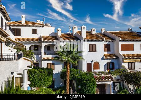 Typische Häuser im spanischen Stil und tropischen Pflanzen gebaut Stockfoto