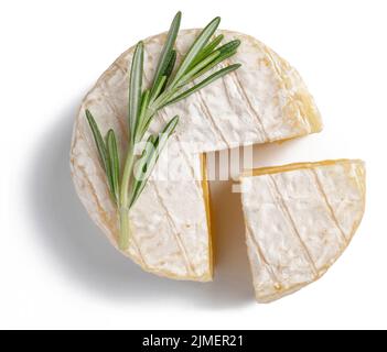 Camembert-Käse isoliert auf weißem Hintergrund, frischer Camembert-Käse mit geschnittenem Camembert isoliert. Stockfoto