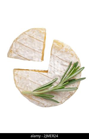Camembert-Käse isoliert auf weißem Hintergrund, frischer Camembert-Käse mit geschnittenem Camembert isoliert. Stockfoto
