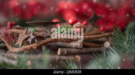 Weihnachtsschmuck: Holzkranz mit leuchtend roten Kugeln und Platz für Kerzen Stockfoto
