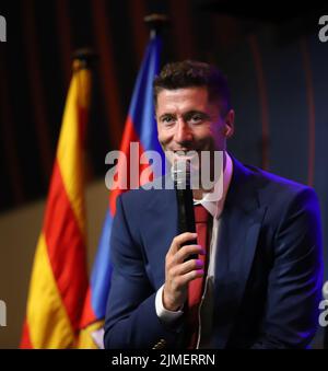 Sabadell, Barcelona, Spanien. 5. August 2022. Robert Lewandowski (FC Barcelona) Gesten während der Präsentation des neuen Spielers FC Barcelona Robert Lewandowski im Spotify Camp Nou in Barcelona. (Bild: © Xavi Urgeles/ZUMA Press Wire) Stockfoto