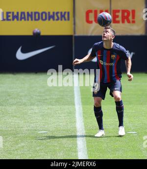 Sabadell, Barcelona, Spanien. 5. August 2022. ROBERT LEWANDOWSKI (FC Barcelona) steuert den Ball während der Präsentation des neuen Spielers FC Barcelona im Spotify Camp Nou in Barcelona. (Bild: © Xavi Urgeles/ZUMA Press Wire) Stockfoto