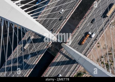 Seilbrücke mit Autos Stockfoto