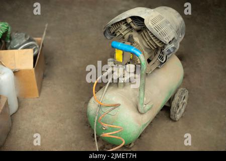 Stromerzeuger auf Dieselkraftstoff. Gerät in der Garage. Technische Vorrichtung zur Stromversorgung. Stockfoto