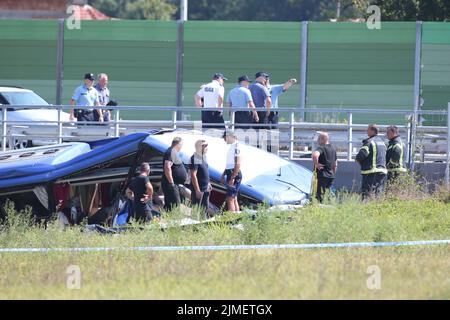 06/08/2022, Varazdin - mindestens 12 Menschen wurden getötet und 31 verletzt, nachdem ein polnischer Bus voller religiöser Pilger am frühen Samstagmorgen von einer Autobahn in Nordkroatien abrutschte.etwa 18 von den 31 Verletzten haben nach dem Absturz des Busses von der Autobahn A4 in schwere Verletzungen erlitten Podvorec, etwa 30 Meilen (50km) nördlich der Hauptstadt Zagreb. Foto: Matija Habljak/PIXSELL Stockfoto