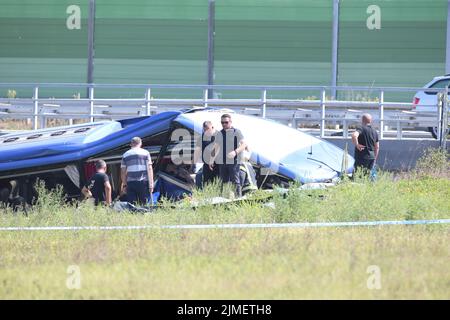 06/08/2022, Varazdin - mindestens 12 Menschen wurden getötet und 31 verletzt, nachdem ein polnischer Bus voller religiöser Pilger am frühen Samstagmorgen von einer Autobahn in Nordkroatien abrutschte.etwa 18 von den 31 Verletzten haben nach dem Absturz des Busses von der Autobahn A4 in schwere Verletzungen erlitten Podvorec, etwa 30 Meilen (50km) nördlich der Hauptstadt Zagreb. Foto: Matija Habljak/PIXSELL Stockfoto