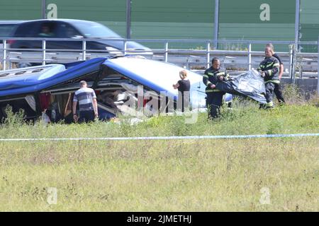 06/08/2022, Varazdin - mindestens 12 Menschen wurden getötet und 31 verletzt, nachdem ein polnischer Bus voller religiöser Pilger am frühen Samstagmorgen von einer Autobahn in Nordkroatien abrutschte.etwa 18 von den 31 Verletzten haben nach dem Absturz des Busses von der Autobahn A4 in schwere Verletzungen erlitten Podvorec, etwa 30 Meilen (50km) nördlich der Hauptstadt Zagreb. Foto: Matija Habljak/PIXSELL Stockfoto