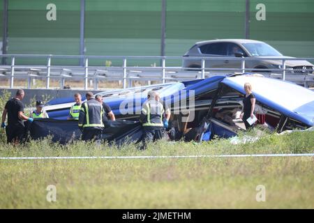 06/08/2022, Varazdin - mindestens 12 Menschen wurden getötet und 31 verletzt, nachdem ein polnischer Bus voller religiöser Pilger am frühen Samstagmorgen von einer Autobahn in Nordkroatien abrutschte.etwa 18 von den 31 Verletzten haben nach dem Absturz des Busses von der Autobahn A4 in schwere Verletzungen erlitten Podvorec, etwa 30 Meilen (50km) nördlich der Hauptstadt Zagreb. Foto: Matija Habljak/PIXSELL Stockfoto