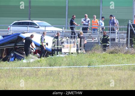 06/08/2022, Varazdin - mindestens 12 Menschen wurden getötet und 31 verletzt, nachdem ein polnischer Bus voller religiöser Pilger am frühen Samstagmorgen von einer Autobahn in Nordkroatien abrutschte.etwa 18 von den 31 Verletzten haben nach dem Absturz des Busses von der Autobahn A4 in schwere Verletzungen erlitten Podvorec, etwa 30 Meilen (50km) nördlich der Hauptstadt Zagreb. Foto: Matija Habljak/PIXSELL Stockfoto