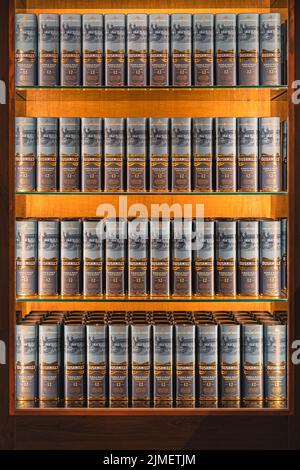 Reihen von 12 Jahre gealterten Bushmills Whiskey in einer Schachtel, ausgestellt in der Destillerie Stockfoto