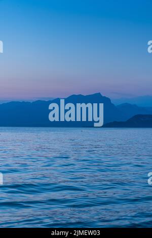 Sonnenuntergang über dem Gardasee in Lazise, Italien Stockfoto