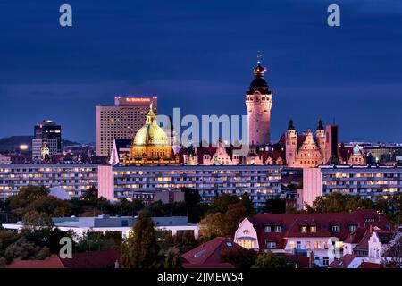 Leipzig bei Nacht mit dem Westin Hotel, Bundesverwaltungsgericht, neuem Rathaus und vielem mehr. Stockfoto