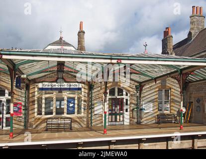 Blick auf das Bahnhofsgebäude in grange über Sand in cumbria Stockfoto