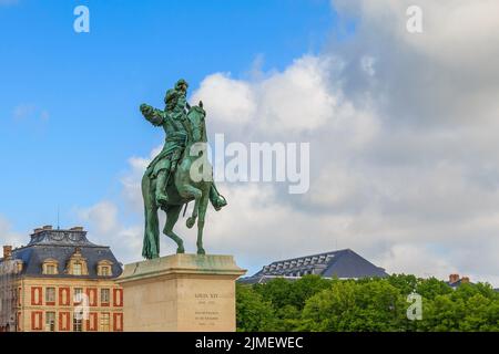 Dies ist ein Denkmal für den französischen König Ludwig XIV. Vor dem Schloss von Versailles am 12. Mai 2013 in Versailles, Frankreich. Stockfoto