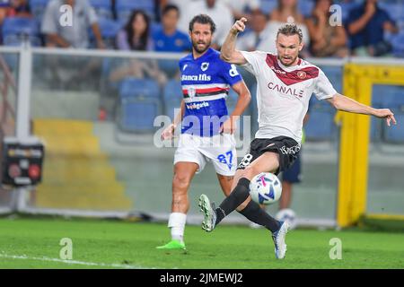 Genua, Italien. 05. August 2022. Antonio Candreva (Sampdoria) und Federico Giraudo (Reggina) während der UC Sampdoria gegen Reggina 1914, italienisches Fußballspiel Coppa Italia in Genua, Italien, August 05 2022 Quelle: Independent Photo Agency/Alamy Live News Stockfoto