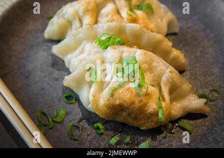 Gyoza oder Knödel Snack mit Sojasauce, selektiver Fokus, kopieren. Stockfoto