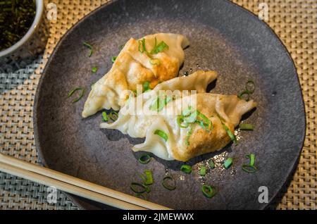 Gyoza oder Knödel Snack mit Sojasauce, selektiver Fokus, kopieren. Stockfoto