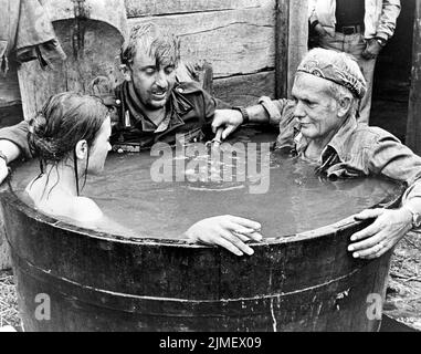 SAM PECKINPAH, VADIM GLOWNA und IVICA PAJER in CROSS OF IRON (1977), Regie: SAM PECKINPAH. Kredit: AVCO BOTSCHAFT / Album Stockfoto