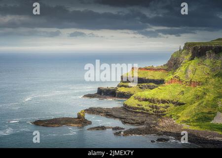 Beeindruckende Felsformationen und Klippen in Giants Causeway, Nordirland Stockfoto