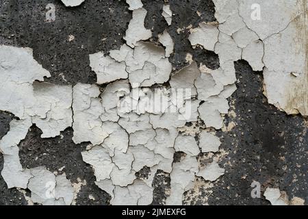 Schälte weiße Farbe an der Fassade eines alten Hauses in Berlin Stockfoto