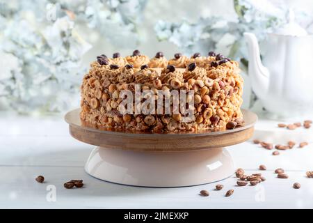 Hausgemachter Kaffeekuchen mit Haselnüssen. Stockfoto