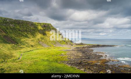 Panoramablick auf die sechseckige Felsformation, Basaltsäulen in Giants Causeway, Nordirland Stockfoto
