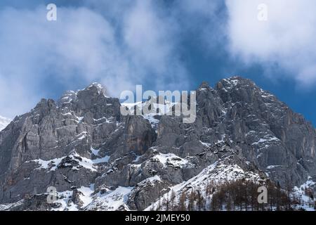 Atemberaubender Panoramablick auf das Dachsteinmassiv mit Schnee und Gletscher an einem sonnigen Wintertag mit blauer Himmelswolke, Ramsau am Dachstein, Steiermark, Österreich Stockfoto