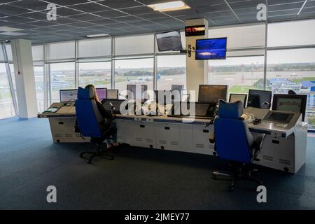 Der Arbeitsplatz des Flugplaners am Flughafen. Flugkontrollturm. Hintergrund zum Luftverkehr. Air Traffic Manager Sessel und Fernbedienung mit Bildschirm. Fluglotsenraum. Stockfoto