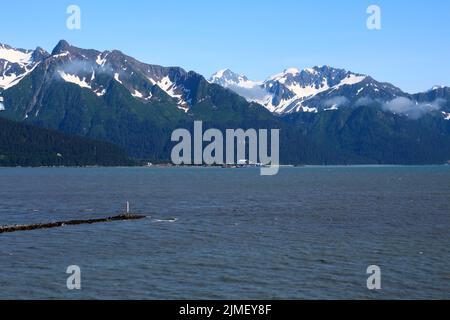 Bergkette in der Resurrection Bay vom Hafen von Seward, Alaska aus gesehen Stockfoto
