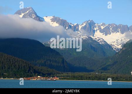 Bergkette in der Resurrection Bay vom Hafen von Seward, Alaska aus gesehen Stockfoto